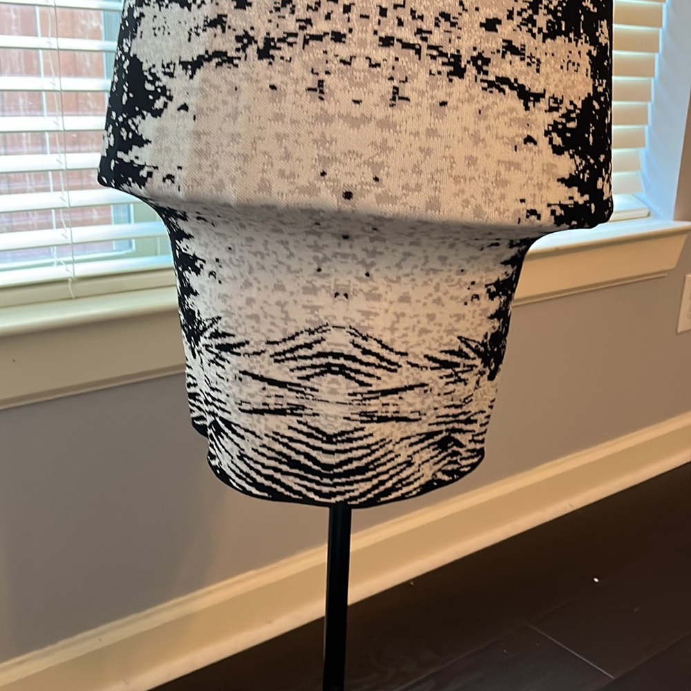 Super fitted sexy dress. See through black lace on sleeves and around waist area - Picture 3 of 12